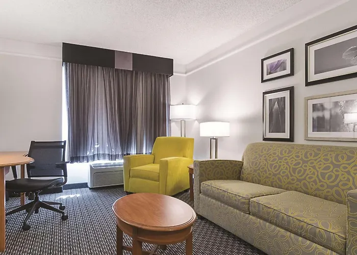 Hotel La Quinta By Wyndham Phoenix West 3*