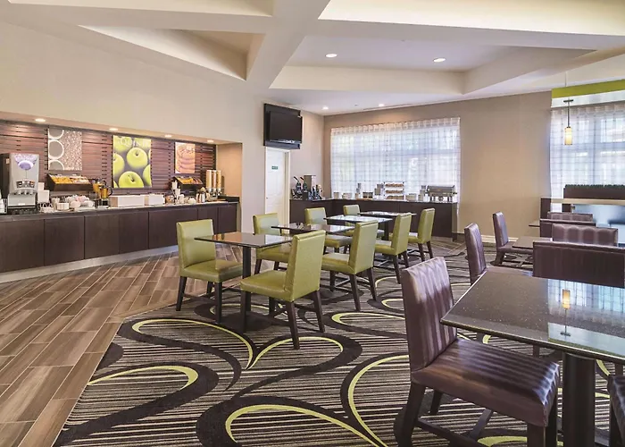 Hotel La Quinta By Wyndham Phoenix West 3*