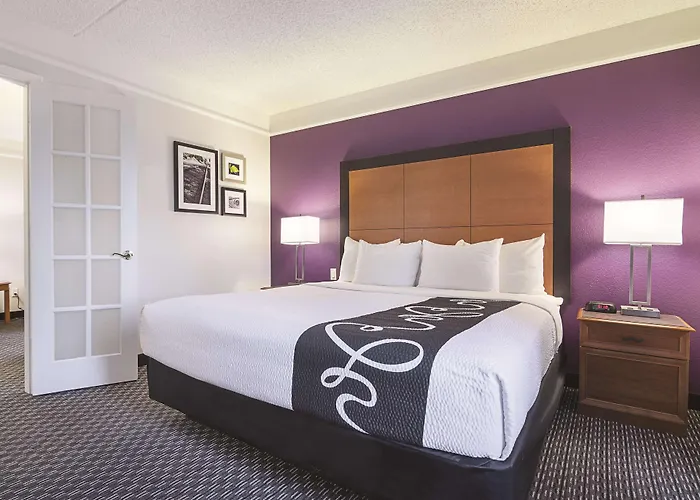 Hotel La Quinta By Wyndham Phoenix West 3*