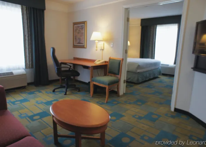 Hotel La Quinta By Wyndham Phoenix West 3*