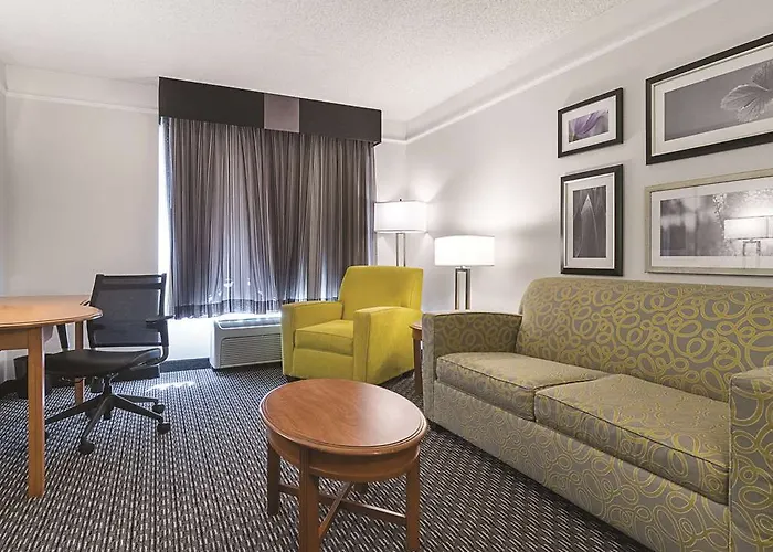 Hotel La Quinta By Wyndham Phoenix West 3*
